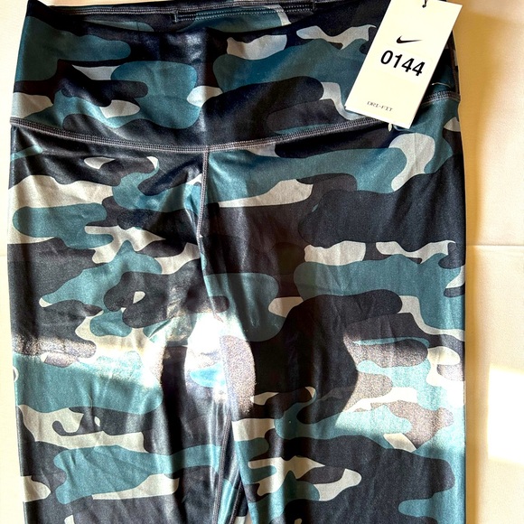 This is a Pair of Nike Camouflage Dri Fit Leggings - Picture 1 of 8